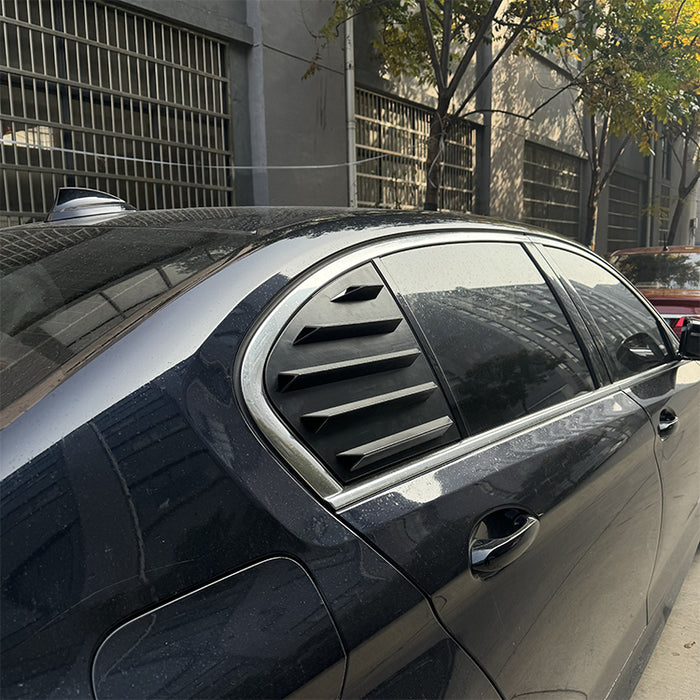 Black Bagrude Lameller Cover horizontal slat louver installed on BMW G30 2018-2023 rear window