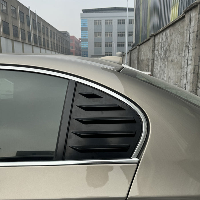 Silver BMW 5-Serie E60 with black bagrude-louver rear window shade featuring horizontal slats