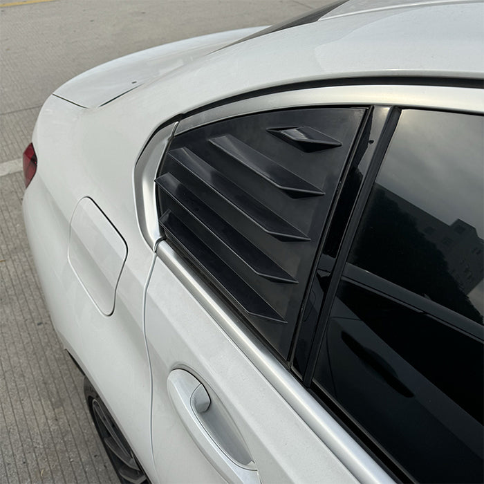 Black Bagrude lameller cover with horizontal slats installed on white BMW G20 rear window