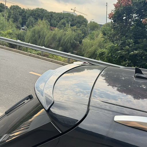 Glossy black roof spoiler for Audi Q7 4M blank sort installed on white vehicle