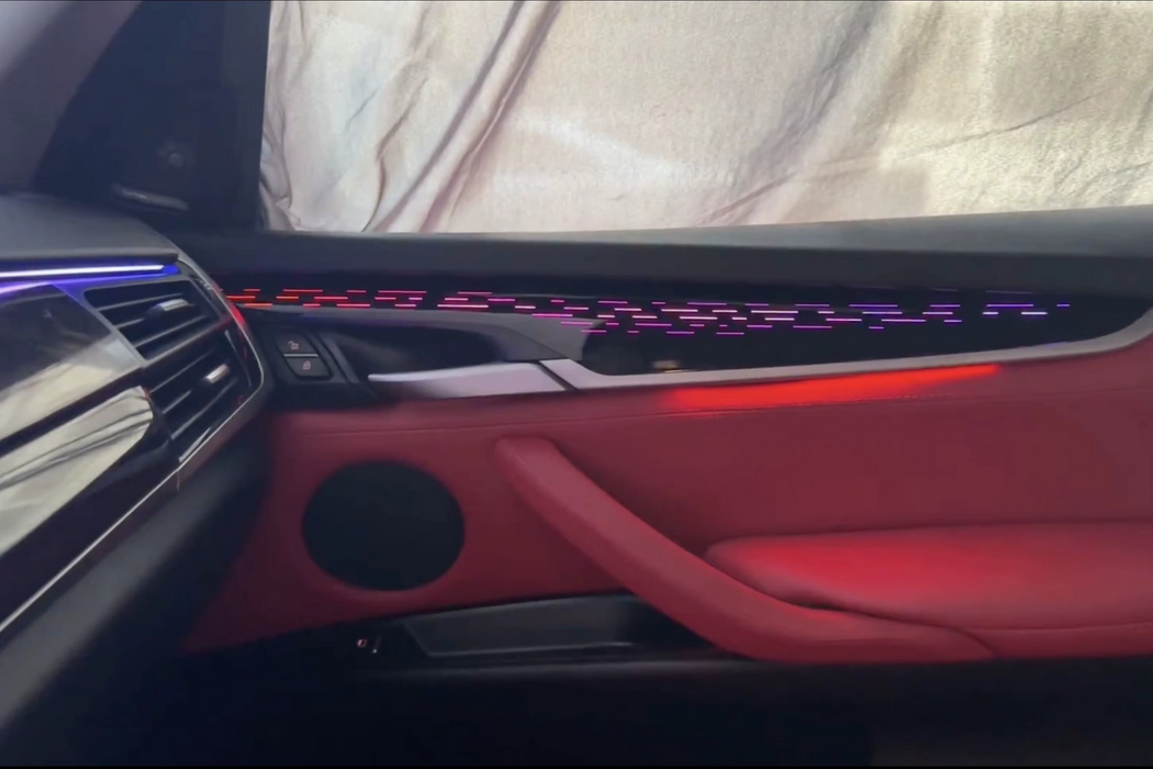 Ambient Lys Pakke BMW X5 F15 dashboard with purple and red neon LED light strips