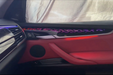 Ambient Lys Pakke BMW X5 F15 dashboard with purple and red neon LED light strips