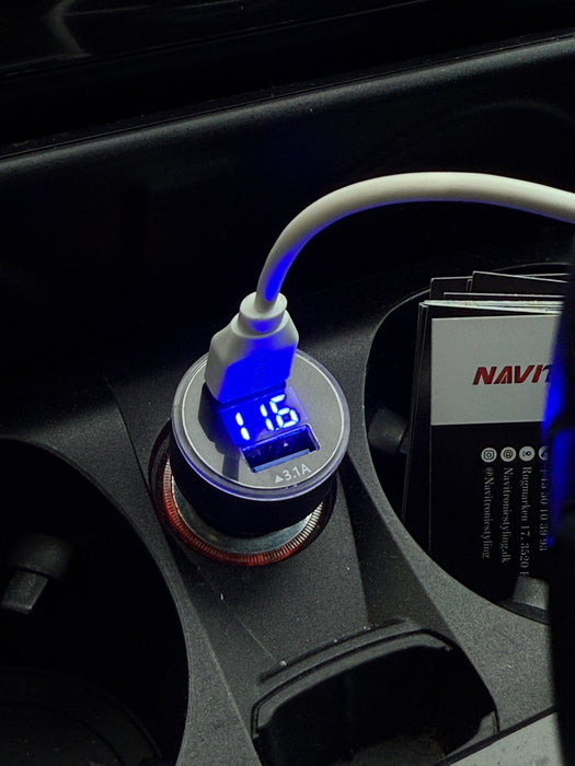 USB Biloplader med 2 USB-Porte – 3.1A & Digital Spændingsmåler